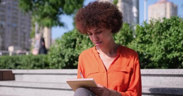 Cute Atrakcyjny Artysta Kobieta Siedzi Kamiennej Ulicy Schody Zewnątrz Pisanie — Wideo stockowe