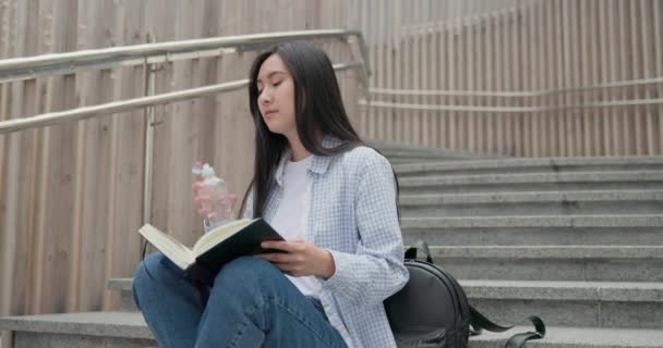 Joven Asiático Mujer Estudiante Beber Agua Mientras Sentado Aire Libre — Vídeos de Stock
