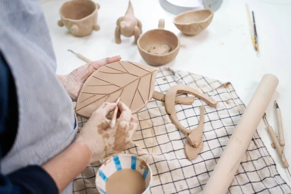 Yaprak Şekillendiren Kadın Elleriyle Kil Yapıyor Sanatsal Stüdyoya Yakın Çekim — Stok fotoğraf