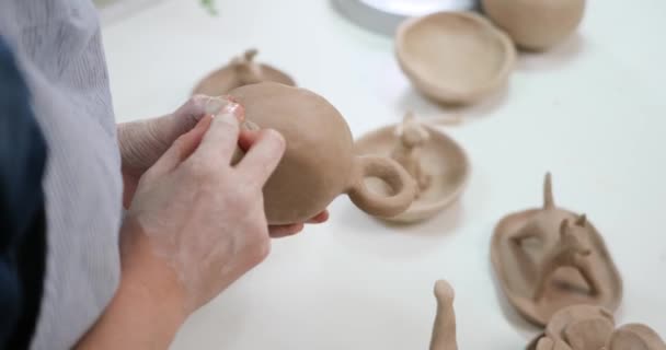 Γυναίκα Που Σχηματίζουν Πήλινο Σχήμα Κύπελλο Χέρια Closeup Στο Καλλιτεχνικό — Αρχείο Βίντεο