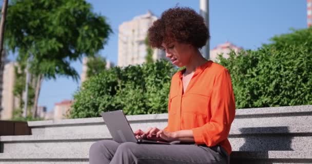 Ung Afrikansk Amerikansk Kvinna Sitter Trappa Med Bärbar Dator Nätet — Stockvideo