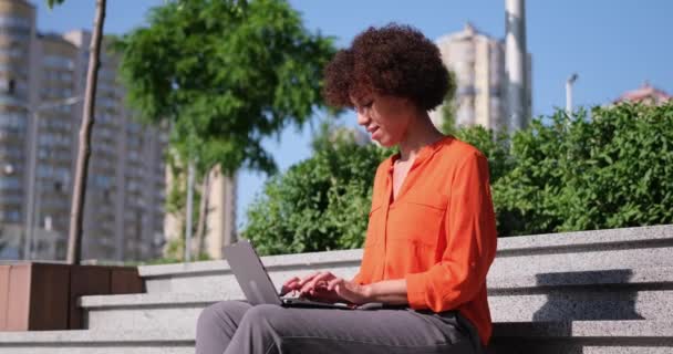 Jovem Afro Americana Sentada Uma Escada Com Laptop Digitando Line — Vídeo de Stock
