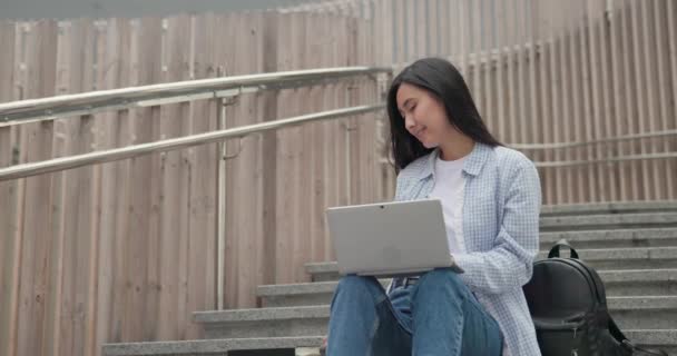 Молода Азіатська Студентка Використовує Ноутбук Сидячи Сходах Відкритому Повітрі — стокове відео