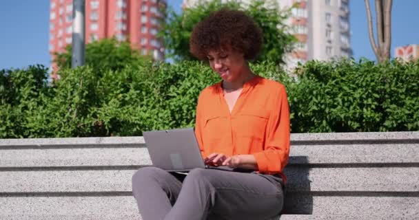 Ung Afrikansk Amerikansk Kvinna Sitter Trappa Med Bärbar Dator Nätet — Stockvideo
