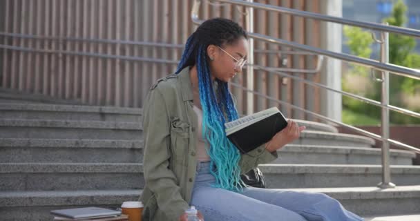 Educación Concepto Universidad Universitaria Joven Dama Leyendo Cuaderno Mientras Sienta — Vídeo de stock