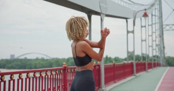Fit Jonge Afro Amerikaanse Vrouw Opwarmen Stretching Voor Joggen Brug — Stockvideo