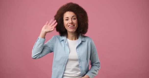 Vrolijk Vriendelijke Jonge Afrikaanse Amerikaanse Vrouw Zwaait Palm Hello Gebaar — Stockvideo
