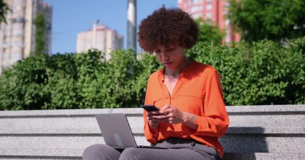Νεαρή Αφροαμερικανή Γυναίκα Που Κάθεται Μια Σκάλα Φορητό Υπολογιστή Απευθείας — Αρχείο Βίντεο
