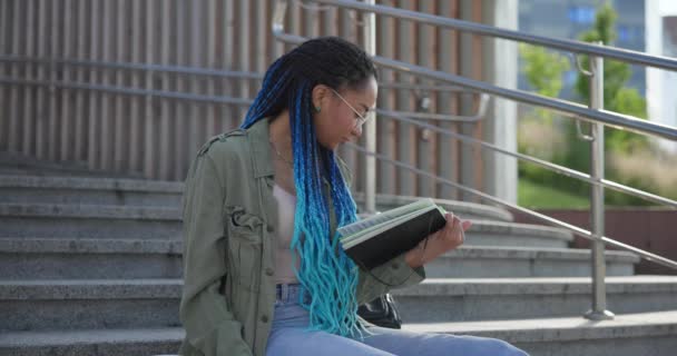 Üniversite Konsepti Eğitimi Genç Bayan Basamaklarda Otururken Defter Okuyor — Stok video