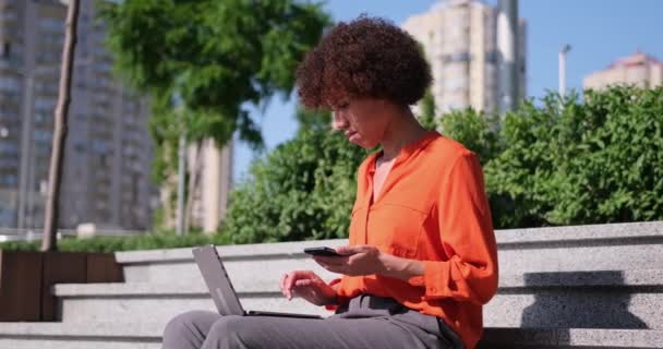 Νεαρή Αφροαμερικανή Γυναίκα Που Κάθεται Μια Σκάλα Φορητό Υπολογιστή Απευθείας — Αρχείο Βίντεο