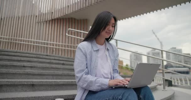 Junge Asiatische Studentin Benutzt Laptop Während Sie Auf Einer Treppe — Stockvideo