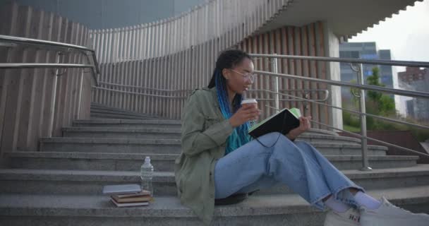 Educación Concepto Universidad Universitaria Joven Dama Leyendo Cuaderno Mientras Sienta — Vídeo de stock