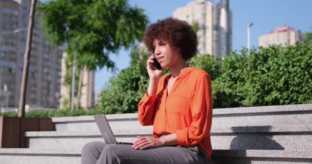 Молодая Африканская Американка Сидящая Лестнице Ноутбуком Онлайн Печатает Удаленно — стоковое видео