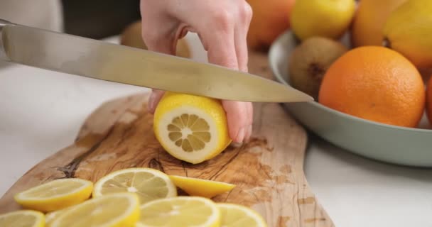 Kvinna Skivning Med Kniv Färska Organiska Citroner Trä Skärbräda Dci — Stockvideo