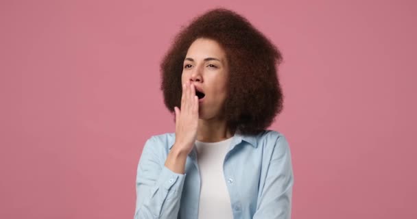 若いアフリカ系アメリカ人女性は 手で口を覆い 眠気を感じ 疲労を感じ ピンクのスタジオの背景で孤立しました Dciについて スローモーション — ストック動画