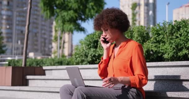 Genç Afrikalı Amerikalı Kadın Merdivenlerde Dizüstü Bilgisayarıyla Oturmuş Uzaktan Kumandayla — Stok video
