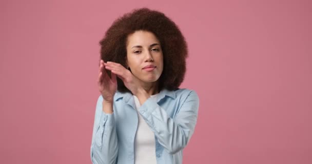 年轻的非洲裔美国女人疲倦了 感到困倦 疲倦和厌烦 被隔离在粉红工作室的背景下 Dci 2X慢动作 — 图库视频影像