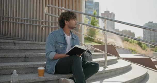 Joven Estudiante Indio Leyendo Libro Sentado Una Escalera Aire Libre — Vídeos de Stock