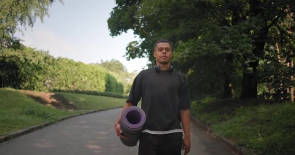 Junger Afrikanisch Amerikanischer Sportlicher Mann Geht Freien Zum Yoga Oder — Stockvideo