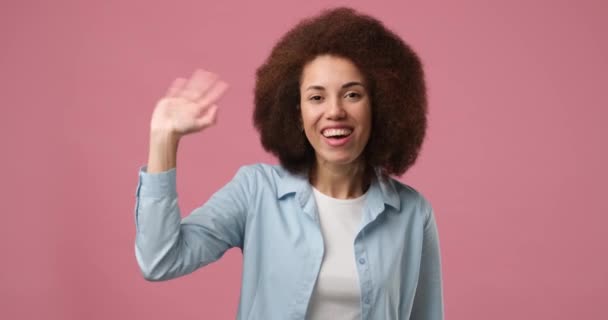Vrolijk Vriendelijke Jonge Afrikaanse Amerikaanse Vrouw Zwaait Palm Hello Gebaar — Stockvideo