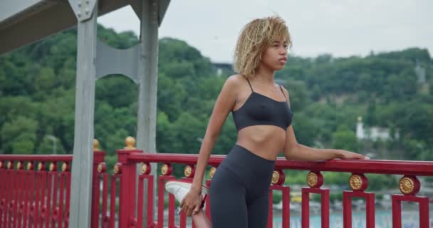 Passar Ung Afroamerikansk Kvinna Värma Upp Och Stretcha Innan Jogging — Stockvideo