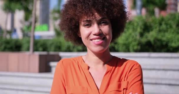 Ευτυχισμένη Χαμογελαστή Νεαρή Αφροαμερικανή Γυναίκα Φοιτητής Σγουρά Μαλλιά Ποζάροντας Υπαίθριο — Αρχείο Βίντεο