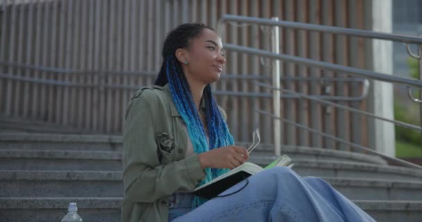 Educación Concepto Universidad Universitaria Joven Dama Leyendo Cuaderno Mientras Sienta — Vídeos de Stock