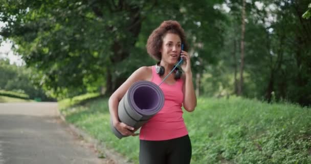 스포츠 매트와 아프리카계 미국인 운동선수 전화에 이야기 슬로우 — 비디오