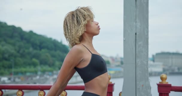 Ajuste Joven Afroamericana Mujer Calentando Estirándose Antes Trotar Puente — Vídeo de stock