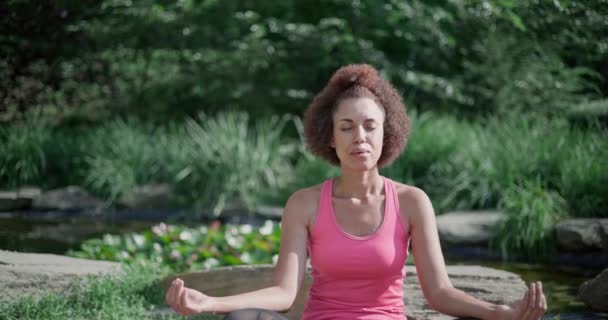 Mladá Africká Američanka Sedí Lotosové Pozici Očima Medituje Jóga Venku — Stock video