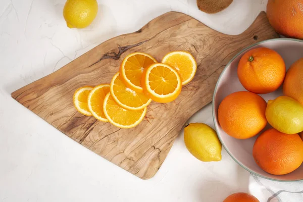 Naranjas Orgánicas Frescas Rodajas Sobre Tabla Cortar Madera —  Fotos de Stock