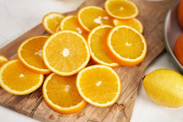 Naranjas Orgánicas Frescas Rodajas Sobre Tabla Cortar Madera —  Fotos de Stock