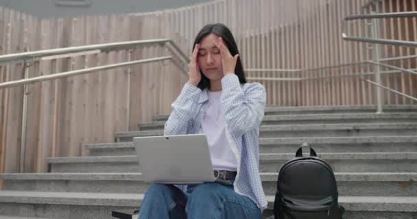 Młody Azji Kobieta Student Pomocą Laptopa Podczas Siedzi Schody Zewnątrz — Wideo stockowe