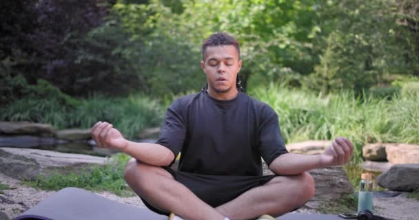 Junge Afrikanisch Amerikanische Spiritualität Mann Meditiert Yoga Asana Sitzt Einem — Stockvideo