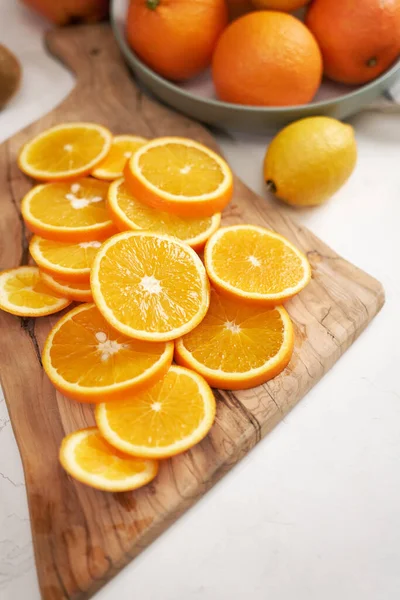 木製カッティングボードの新鮮なスライスオーガニックオレンジ — ストック写真