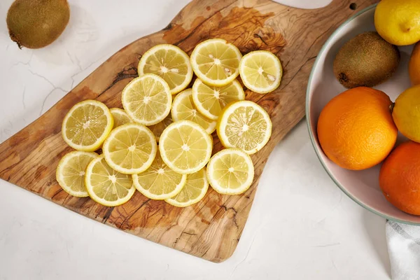 Tahta Üzerinde Taze Dilimlenmiş Organik Limon — Stok fotoğraf