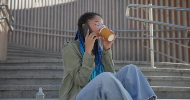 Joven Afroamericana Americana Estudiante Hablando Por Teléfono Bebiendo Café Mientras — Vídeo de stock