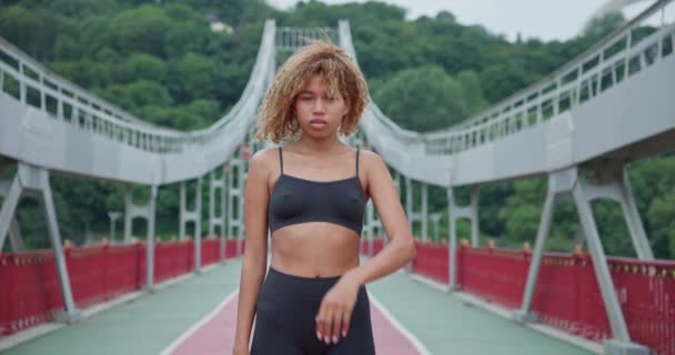 Güzel Afro Amerikan Bayan Sporcu Dinleniyor Yorgun Düşmüş Bir Köprüde — Stok video