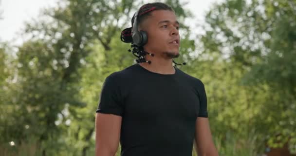 Genç Afro Amerikan Sporcu Kulaklıklı Sporcu Şehir Parkında Koştuktan Sonra — Stok video