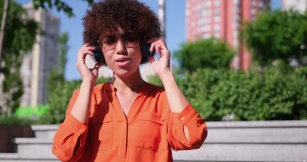 Attraktiv Ung Afrikansk Amerikansk Kvinna Lyssnar Musik Hörlurar Stadens Sommar — Stockvideo