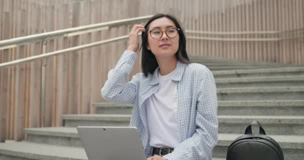 Joven Mujer Asiática Estudiante Usando Portátil Mientras Está Sentado Una — Vídeo de stock