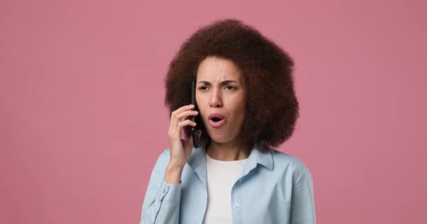Jeune Femme Afro Américaine Ayant Une Conversation Téléphonique Parler Communication — Video