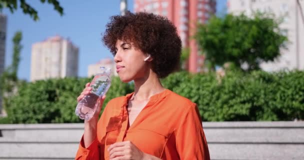 Ung Afrikansk Amerikansk Återfuktande Fylla Vattenbalans Dricksvatten Från Flaska Solig — Stockvideo