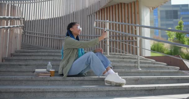 Fiatal Afro Amerikai Diák Videohívás Mobiltelefon Miközben Szabadban Lépcsőn — Stock videók