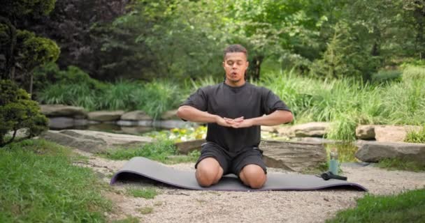 Calmo Consciente Jovem Afro Americano Meditando Fazendo Exercício Praticando Ioga — Vídeo de Stock