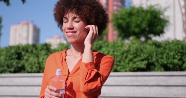 Jeune Afro Américain Hydratant Réapprovisionnant Équilibre Eau Potable Une Bouteille — Video