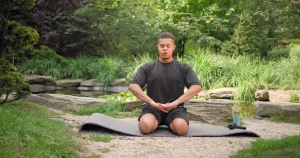 Lugn Uppmärksam Ung Afrikansk Amerikansk Man Meditera Gör Motion Utövar — Stockvideo