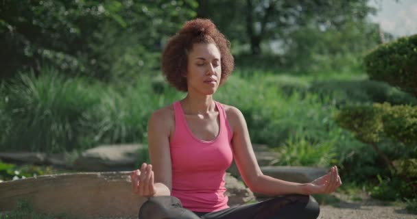 Νεαρή Αφροαμερικανή Κάθεται Στάση Λωτού Μάτια Κλειστά Και Διαλογίζεται Κάνοντας — Αρχείο Βίντεο