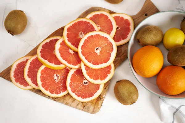 Verse Gesneden Biologische Grapefruit Houten Snijplank — Stockfoto