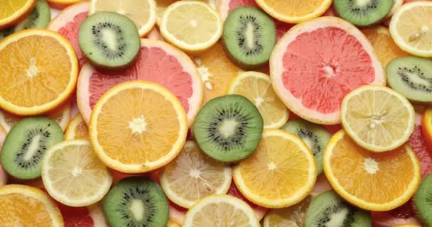 Shora Dolů Pozadí Pohled Čerstvé Nakrájené Organické Kiwi Pomeranče Citrony — Stock video